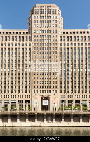 Chicago, Illinois, États-Unis - 22 avril 2024 - le Mart historique et impressionnant de marchandises le long de la rivière Chicago. Banque D'Images