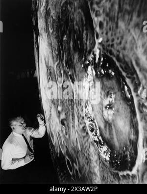 11 novembre 1964 - Langley, Virginie, États-Unis - les artistes ont utilisé des pinceaux et des aérographes pour recréer la surface lunaire sur chacun des quatre modèles composant le simulateur LOLA. Le projet LOLA ou Lunar Orbit and Landing Approach était un simulateur construit à Langley pour étudier les problèmes liés à l'atterrissage sur la surface lunaire. (Crédit image : © NASA/ZUMA Press Wire) USAGE ÉDITORIAL SEULEMENT! Non destiné à UN USAGE commercial ! Banque D'Images