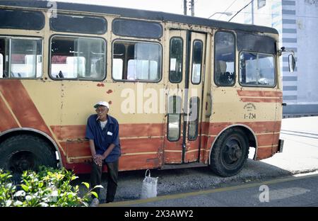 Bus local et chauffeur dans le centre de Sanctus Spiritus, Cuba. Banque D'Images