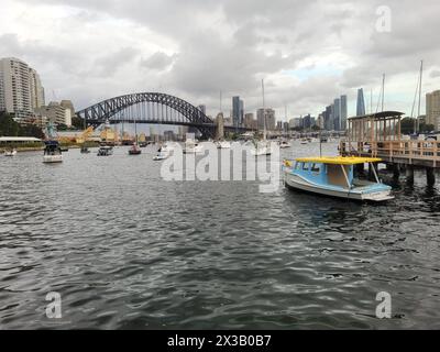 Le front de mer de Sydney face au célèbre pont du port de Sydney par une journée nuageuse Banque D'Images