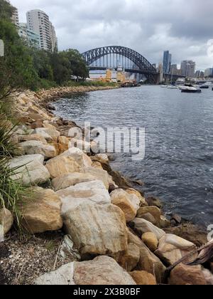 Le front de mer de Sydney face au célèbre pont du port de Sydney par une journée nuageuse Banque D'Images