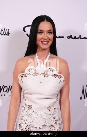 Beverly Hills, Californie, États-Unis 25 avril 2025 la chanteuse Katy Perry assiste au 35e déjeuner de printemps annuel des collègues et au défilé Oscar de la Renta à l'hôtel Beverly Wilshire le 25 avril 2024 à Beverly Hills, Californie, États-Unis. Photo de Barry King/Alamy Live News Banque D'Images