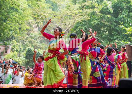 Chittagong, Bangladesh. 14 avril 2024. Pahela Boishakh (premier jour du nouvel an bengali) est un festival folklorique universel du bengali. En ce jour, la nouvelle année est accueillie dans une atmosphère joyeuse. Le nouvel an est un symbole de prospérité et de vie nouvelle. Oubliant la tristesse des erreurs et des échecs du passé, cette nouvelle année est célébrée avec de nouveaux vœux de bonheur, de paix et de prospérité. (Photo de Md. Zakir Hossain/Pacific Press/Sipa USA) crédit : Sipa USA/Alamy Live News Banque D'Images