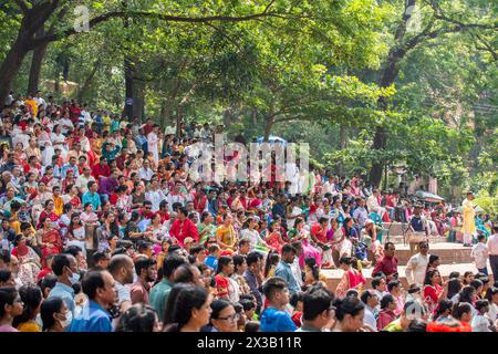 Chittagong, Bangladesh. 14 avril 2024. Pahela Boishakh (premier jour du nouvel an bengali) est un festival folklorique universel du bengali. En ce jour, la nouvelle année est accueillie dans une atmosphère joyeuse. Le nouvel an est un symbole de prospérité et de vie nouvelle. Oubliant la tristesse des erreurs et des échecs du passé, cette nouvelle année est célébrée avec de nouveaux vœux de bonheur, de paix et de prospérité. (Photo de Md. Zakir Hossain/Pacific Press/Sipa USA) crédit : Sipa USA/Alamy Live News Banque D'Images