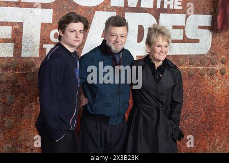 Londres, Royaume-Uni. 25 avril 2024. Lorraine Ashbourne, Andy Serkis et Louis Serkis-Ashbourne assistent au lancement britannique du Royaume-Uni du Royaume de la planète des singes au BFI IMAX le 25 avril 2024 à Londres, Royaume-Uni. Crédit : S.A. / Alamy Live News Banque D'Images