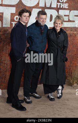 Londres, Royaume-Uni. 25 avril 2024. Lorraine Ashbourne, Andy Serkis et Louis Serkis-Ashbourne assistent au lancement britannique du Royaume-Uni du Royaume de la planète des singes au BFI IMAX le 25 avril 2024 à Londres, Royaume-Uni. Crédit : S.A. / Alamy Live News Banque D'Images