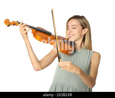 Belle femme jouant du violon sur fond blanc Banque D'Images