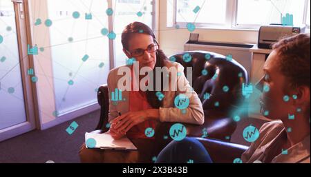 Image d'icônes connectées au-dessus de diverses conseillères féminines parlant avec la patiente Banque D'Images