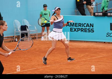 Madrid, Espagne. 25 avril 2024. Giuliana Olmos (MEX) Tennis : Olmos lors de la ronde double de 32 match contre Kato et Kichenok sur les tournois WTA 1000 tournoi Mutua Madrid Open de tennis à la Caja Magica à Madrid, Espagne . Crédit : Mutsu Kawamori/AFLO/Alamy Live News Banque D'Images