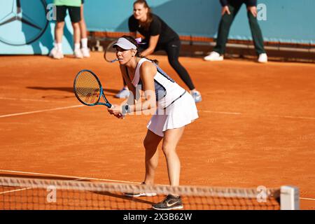 Madrid, Espagne. 25 avril 2024. Giuliana Olmos (MEX) Tennis : Olmos lors de la ronde double de 32 match contre Kato et Kichenok sur les tournois WTA 1000 tournoi Mutua Madrid Open de tennis à la Caja Magica à Madrid, Espagne . Crédit : Mutsu Kawamori/AFLO/Alamy Live News Banque D'Images