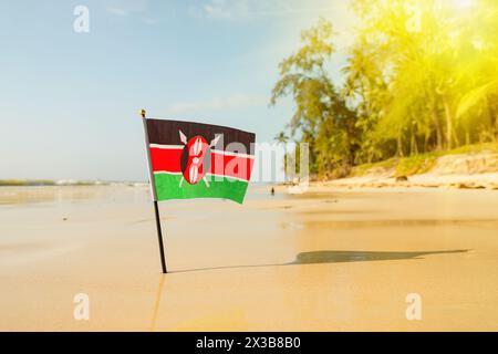 Le drapeau du Kenya sur une belle plage de sable blanc propre. Le concept de loisirs dans la République kenyane. Banque D'Images