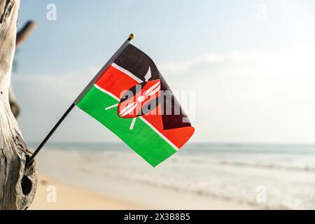 Le drapeau du Kenya sur une belle plage de sable blanc propre. Le concept de loisirs dans la République kenyane. Banque D'Images