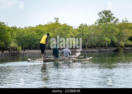 Les touristes naviguent sur un bateau de pêche africain traditionnel avec voile sur le fleuve Congo. Diani Beach, Kenya. 14 février 2024, Banque D'Images