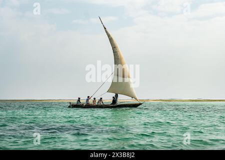Naviguer avec un bateau traditionnel en bois à Diani Beach Watamu, Kenya, Zanzibar Tanzanie sur l'océan Indien. 11 février 2024, plage de Diani, Kenya. Banque D'Images