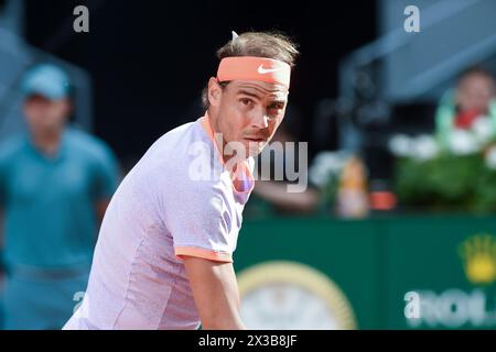 Madrid, Espagne. 25 avril 2024. Rafael Nadal participe au match de la ronde des célibataires masculins de 128 entre Rafael Nadal et Darwin Blanch lors de l'Open de Madrid à Madrid, en Espagne, le 25 avril 2024. Crédit : Gustavo Valiente/Xinhua/Alamy Live News Banque D'Images