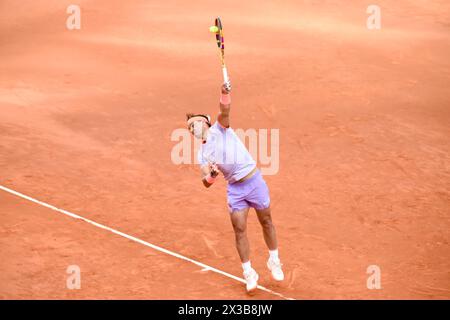 Madrid, Espagne. 25 avril 2024. Rafael Nadal participe au match de la ronde des célibataires masculins de 128 entre Rafael Nadal et Darwin Blanch lors de l'Open de Madrid à Madrid, en Espagne, le 25 avril 2024. Crédit : Gustavo Valiente/Xinhua/Alamy Live News Banque D'Images