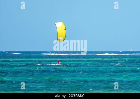 Kite surf sur la mer bleue. Diani Beach, Kenya, Mombasa. février 26 2024 Banque D'Images