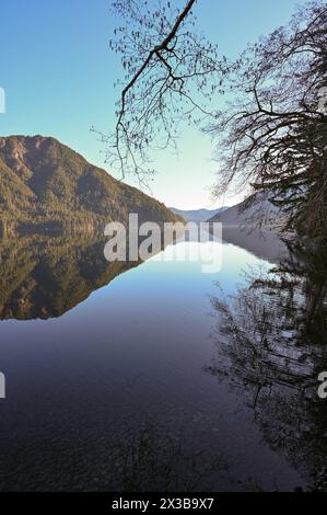 Nuances de brun et de bleu sur Lake Crescent. Montagnes reflétées dans le lac. Journée ensoleillée dans le parc national olympique, près de Port Angeles, WA, Banque D'Images