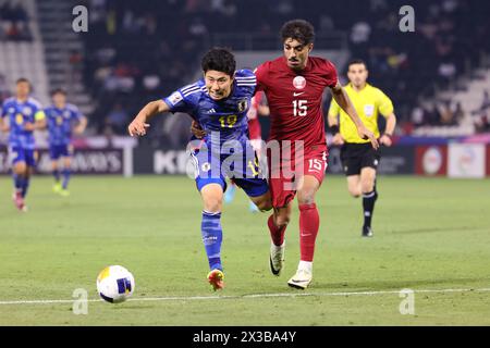 Doha, Qatar. 25 avril 2024. (G-d) Mao Hosoya (JPN), Jassem Gaber (QAT) Football/Football : Coupe d'Asie U23 de l'AFC Qatar 2024 quart de finale entre le Qatar et le Japon au stade Jassim Bin Hamad à Doha, Qatar . Crédit : Yohei Osada/AFLO SPORT/Alamy Live News Banque D'Images