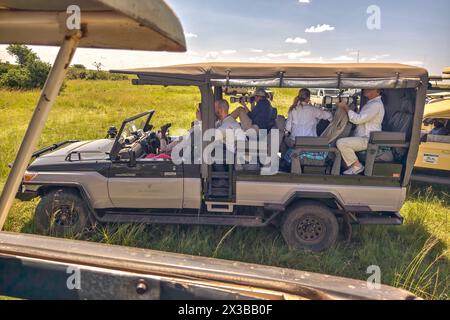 Un touriste photographie un animal sauvage lors d'un safari au Kenya Un homme avec un appareil photo dans une voiture de safari à toit ouvert voyage en Afrique. Masai Mara Na Banque D'Images