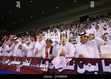 Doha, Qatar. 25 avril 2024. Qatar fans Football/Football : Coupe d'Asie U23 de l'AFC Qatar 2024 quart de finale match entre Qatar - Japon au stade Jassim Bin Hamad à Doha, Qatar . Crédit : Yohei Osada/AFLO SPORT/Alamy Live News Banque D'Images