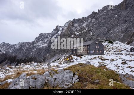 Lamsenjochhuette, Alpine Club Hut, Oberland section, German Alpine Club, Snow, automne, randonnée, Lamsenspitze i Karwendel montagnes, Schwaz, Tyrol Banque D'Images