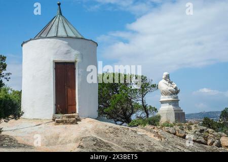 Cabane de garde et buste de Giuseppe Garibaldi à son domicile Casa Bianca, Isola Caprera, Parc National Arcipelago di la Maddalena, Sardaigne, Italie Banque D'Images