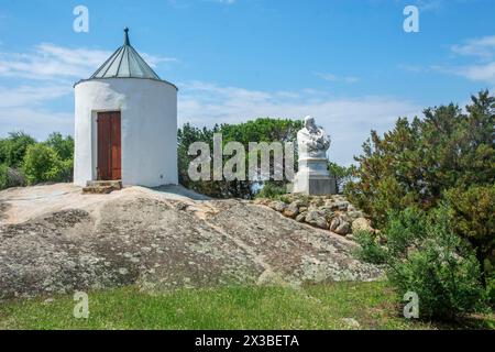 Cabane de garde et buste de Giuseppe Garibaldi à son domicile Casa Bianca, Isola Caprera, Parc National Arcipelago di la Maddalena, Sardaigne, Italie Banque D'Images