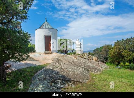 Cabane de garde et buste de Giuseppe Garibaldi à son domicile Casa Bianca, Isola Caprera, Parc National Arcipelago di la Maddalena, Sardaigne, Italie Banque D'Images