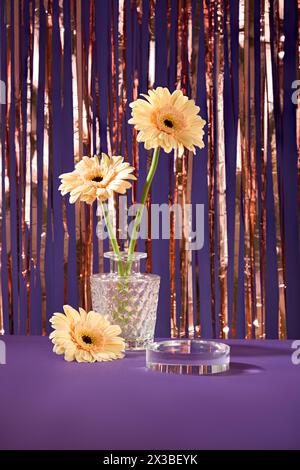 Un podium en verre de forme ronde disposé avec un pot de fleurs. Vitrine d'étape de scène de concept pour le nouveau produit, vente de promotion, présentation cosmétique Banque D'Images
