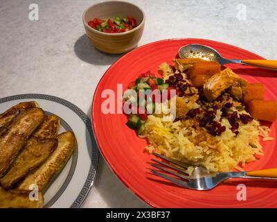 Zereshk Polo BA Morgh est l'un des aliments persans les plus populaires parmi les Iraniens. Il contient du poulet, du riz et de l'épine-vinette. Banque D'Images