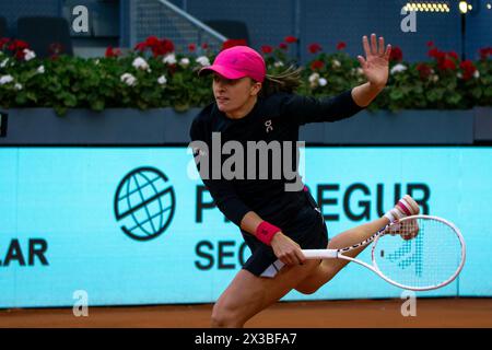 Madrid, Espagne. 25 avril 2024. IgA Swiatek, de Pologne, joue contre Xiyu Wang, de Chine (non représenté sur la photo) le troisième jour lors de leur match de 2e ronde de l'Open Mutua de Madrid à la Caja Magica. Crédit : SOPA images Limited/Alamy Live News Banque D'Images