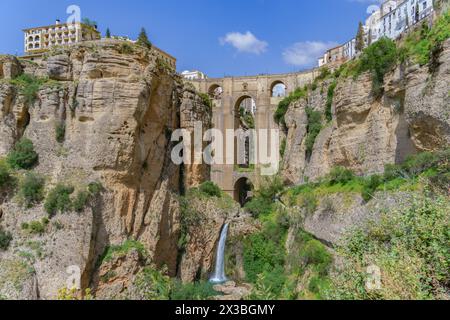 Ronda, malaga, espagne 04/18/2023 Nouveau pont sur la falaise avec une cascade de la rivière Guadalevin Banque D'Images