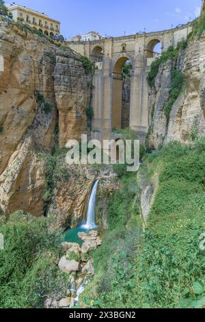 Ronda, malaga, espagne 04/18/2023 Nouveau pont sur la falaise avec une cascade de la rivière Guadalevin Banque D'Images