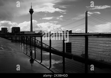 Panorama du port des médias avec la Tour du Rhin, noir et blanc, Duesseldorf, Allemagne Banque D'Images