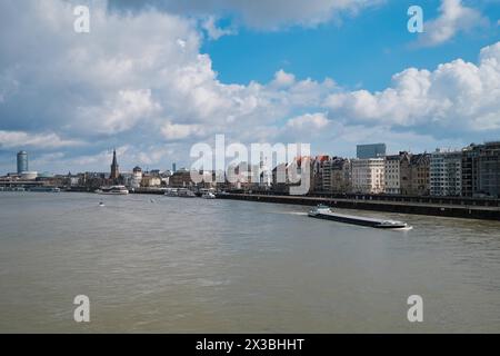 Vue sur le Rhin avec le cargo, derrière le centre historique de la ville, Duesseldorf, Allemagne Banque D'Images