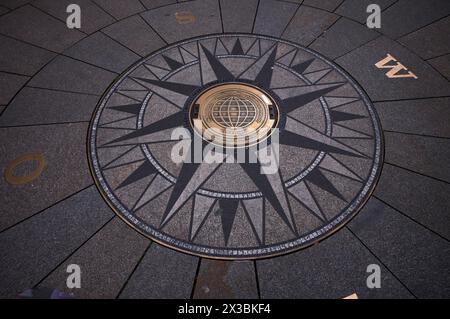 Boussole et plaque pour divers partenariats de villes, villes jumelées de la capitale Stuttgart, partenariat, zone piétonne, Koenigsstrasse Banque D'Images