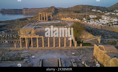 Drone shot, première lumière du matin, Lindos, Acropole de Lindos, Propylaea avec escalier, temple d'Athéna Lindia, les colonnes d'un ancien temple, in Banque D'Images