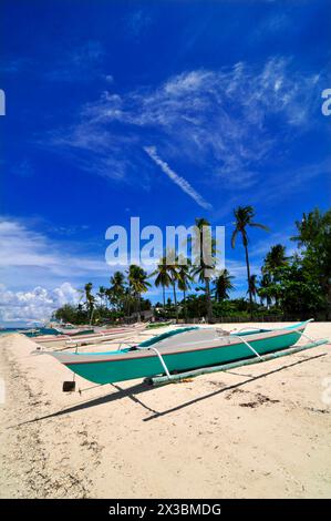 Bateaux Banca sur la plage de Malapascua, Philippines. Banque D'Images