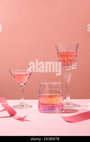 Coupes de champagne ou de vin mousseux dans une ambiance festive. Ruban rose affiché. Un jour férié est un jour ou une autre période de temps réservé pour festiv Banque D'Images