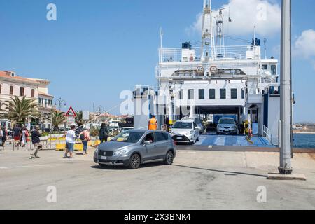 Les voitures quittent le car ferry sur l'île de la Maddalena, archipel de la Maddalena, Sardaigne, Italie Banque D'Images