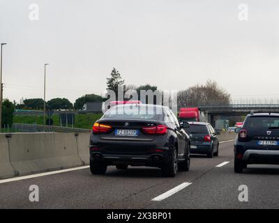 Vue de voitures dans la circulation sur une autoroute pendant une journée couverte, A1 A8 près de Milan, Italie Banque D'Images