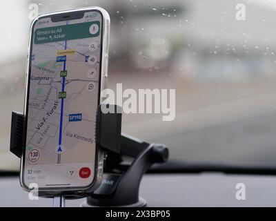 Gros plan d'un smartphone avec navigation GPS dans une voiture, affichant l'itinéraire de voyage, A1 A8 près de Milan, Italie Banque D'Images