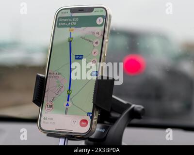 Gros plan d'une application de navigation pour smartphone montrant la vitesse et la carte, autoroute A1 A8 près de Milan, Italie Banque D'Images