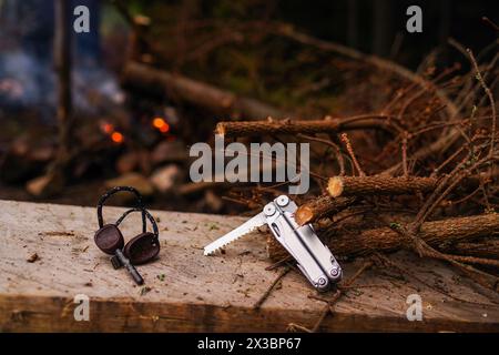 Outil de randonnée. Outil de poche. Allume un feu dans la forêt. À l'extérieur. Banque D'Images