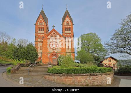 Église néo-romane St Lutwinus avec tours jumelles et presbytère, Mettlach, Sarre, Allemagne Banque D'Images