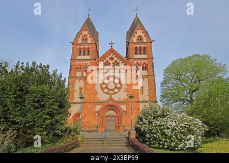 Église néo-romane St Lutwinus avec tours jumelles et rosace, envol de marches, Mettlach, Sarre, Allemagne Banque D'Images