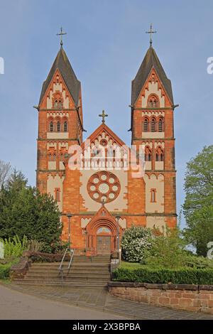 Église néo-romane St Lutwinus avec tours jumelles et rosace, Mettlach, Sarre, Allemagne Banque D'Images