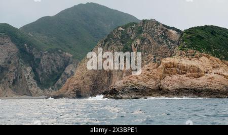 Paysages côtiers sauvages dans le parc régional de Sai Kung East à Hong Kong. Banque D'Images