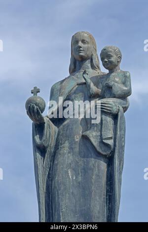 Marienbrunnen avec figurine de Madone avec bébé Jésus et orbe construit en 1954, sculpture, détail, découpe, Grosser Markt, Saarlouis, Sarre, Allemagne Banque D'Images